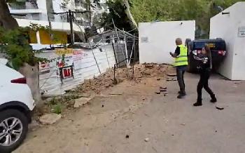 Iranische Rakete zerlegt sich über Israels Zentrum: Schäden in mehreren Städten