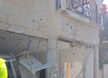 Raketen aus dem Libanon treffen Wohnhaus in Nahariya: Frau verletzt, Luftabwehr unter Dauerbelastung