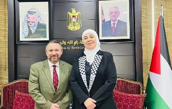 Britischer Militärberater trifft PA-Vertreterin mit Terror-Kontakten: politischer Skandal nimmt Form an