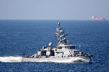 Iran blockiert Hormus erneut: Beschuss von Schiffen löst neue Eskalation aus