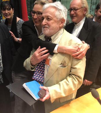 Broderbild mit Dame