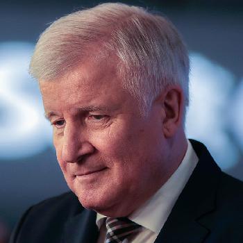 Seehofer kriecht zu Kreuze