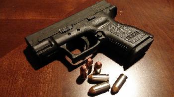 Buskontrolle in Berlin: Schwere Waffen im Gepäck, trotzdem verweigert Staatsanwaltschaft Haftbefehl