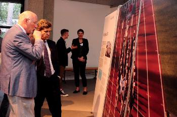 Gesandter bei Ausstellungseröffnung `Lebensläufe´