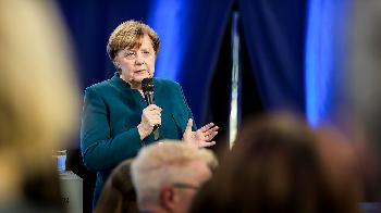 Merkel diskutiert über 70 Jahre Grundgesetz